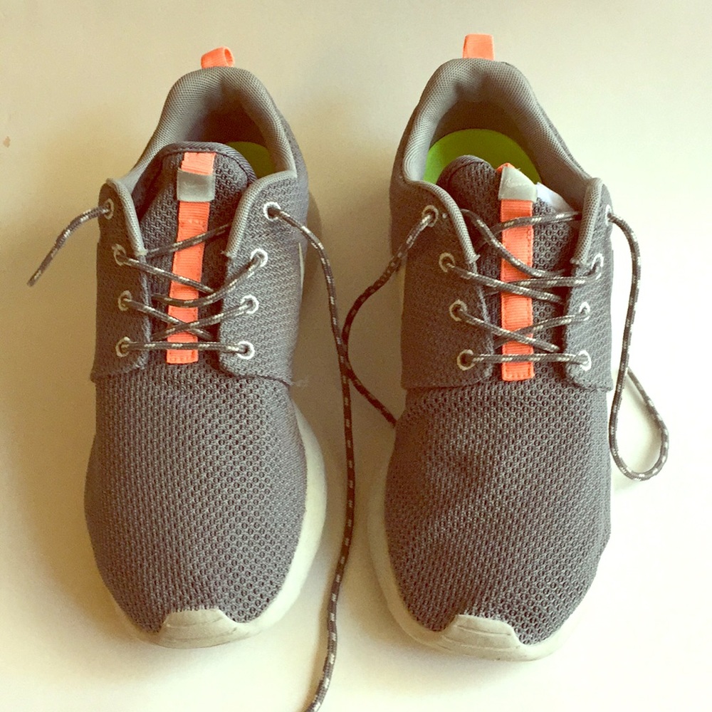 Nike roshe women woman size 8.5 grey peach shoes